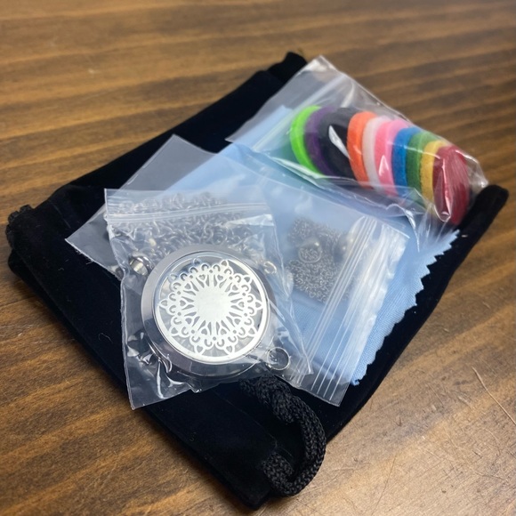 Sun Diffuse Necklace - Picture 2 of 2